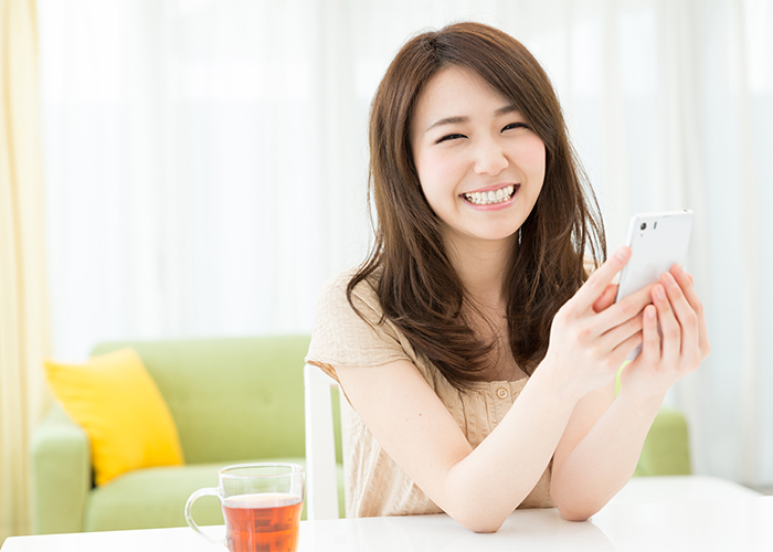 スマホの使い過ぎで顔がたるむ！？ たるみ予防の姿勢とは？